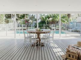 The Beach House, 25 Tomaree Road - fantastic house with pool, linen，位于浅滩湾的酒店