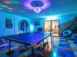 Emerald Haven! Alien Game Room - Pool - Spa - 15 Min to Joshua Tree Park!