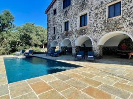Mas Puig De Baix with private Pool and gardens，位于奥洛特的酒店