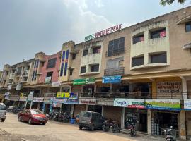 Hotel Nature Peak，位于Bārdoli的酒店