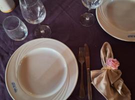Hostal el patio，位于San Bartolomé de Pinares的酒店