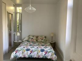 Gîte T1 bis,40 m2 Chez Malou，位于莫利耶尔的酒店