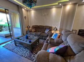 Chalet in Mountain View Sokhna 1 luxurious with garden 3 bedrooms with AC, 2 bathrooms, heated pool, families only，位于艾因苏赫纳的度假村