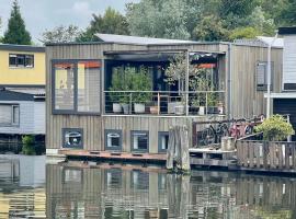 NOVA Houseboat DELUXE Free Bikes，位于阿姆斯特丹的乡村别墅