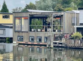 NOVA Houseboat DELUXE Free Bikes，位于阿姆斯特丹的酒店