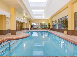 La Quinta Inn & Suites by Wyndham Mooresville，位于穆尔斯维尔的酒店