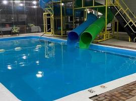 Camp Inn Lodge，位于Au Sable的酒店