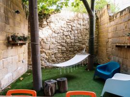 130, One of a Kind - A luxury Eclectic Home，位于Tarxien的酒店