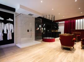 LaPerleNoire Love Room XXL，位于阿格德的酒店