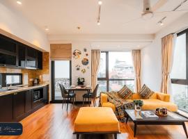 High-ser Apartment -2BR - NiceView - Parking - Spacious - In center，位于河内航达体育场附近的酒店