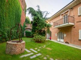 Grande casa con giardino e box auto, 3 camere e 3 bagni，位于卢镇的酒店