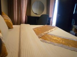 Modelo hotel and suit，位于Rumuokani的酒店