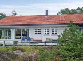 Cozy Home In Grimstad With House Sea View，位于格里姆斯塔的乡村别墅