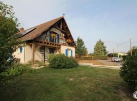 Les Volets Bleus，位于Dornes的酒店