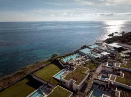 Lesante Cape Resort & Villas - The Leading Hotels of the World，位于阿克罗蒂的带按摩浴缸的酒店