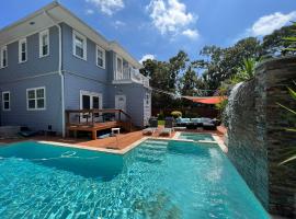 GrandCraftsman style home with pool and hot tub/ center to all of New Orleans，位于新奥尔良的酒店