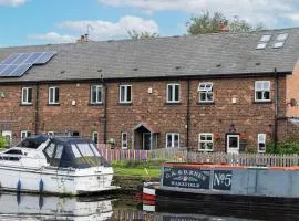 Alt-Stay Accommodation - Wakefield Canal-side Cottage - 3 Bed With Parking - Ideal For Contractors & Long Stays