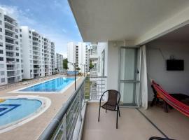 Aqualina Orange Hermoso Apartamento Piso 3 Vista a Piscina，位于吉拉尔多特的度假村