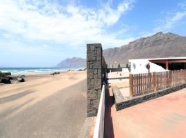 best beach house in Lanzarote，位于法马拉的酒店