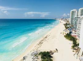 2 Story Oceanfront Penthouses on Cancun Beach!，位于坎昆的公寓式酒店