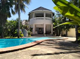 Diani Hideaway Beach Villa，位于Galu的酒店