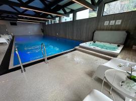 S&oslash;rlandsidyll med sv&oslash;mmebasseng!，位于克里斯蒂安桑的带泳池的酒店