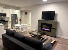 2 Bedroom Basement Suite With Kitchen and Laundry，位于萨里的酒店