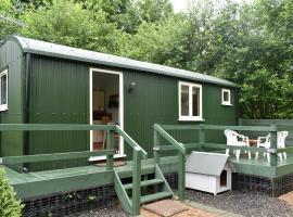 Shepherds Hut 3 At Laddingford - Uk32532，位于Yalding的酒店