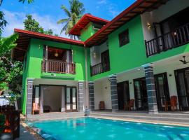 IBSON Villa - 02 Hikkaduwa with 4 Bedrooms & Salt Water Swimming Pool，位于希克杜沃的酒店