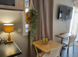 Studio cosy rez de jardin à 10 mn des plages，位于拜马欧的酒店