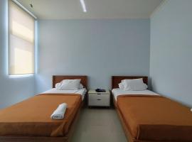 Hotel Sutha Inn Syariah，位于占碑市的带停车场的酒店