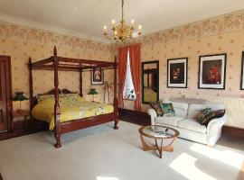 Cader Suite at PenYcoed Hall incl Luxury Hot Tub，位于多尔盖罗的带停车场的酒店