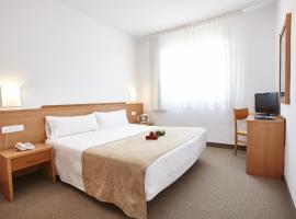 Hotel Montsia，位于阿姆泼斯塔的酒店