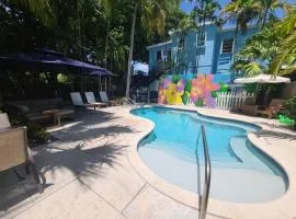 Duval Street Suite w kitchen and shared heated pool