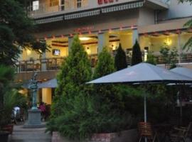 Heat Complex Family Hotel，位于佩什泰拉的酒店