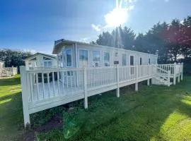 Lovely Caravan With Decking At Breydon Water In Norfolk Ref 10003b