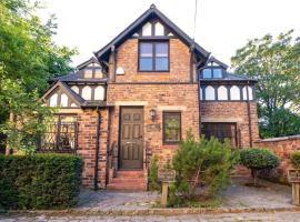 Detached house with gated parking in Whalley Range，位于曼彻斯特的乡村别墅