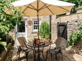 Delightful Cotswold Cottage for two, Log Burner, Garden & Dog Friendly
