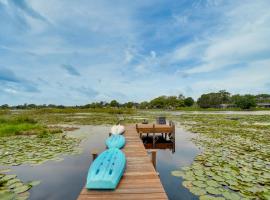 Lakefront Deltona Vacation Rental with Dock and Kayaks，位于德尔托纳的度假屋