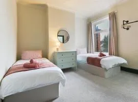 Home from Home 4 Bed - Ideal for Workers & Great for Groups, FREE Parking, Spacious, Pet Friendly Netflix