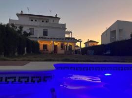 Holiday house with private pool, Costa de la Luz，位于埃尔波提尔的酒店