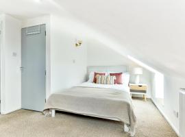 Spacious en-suite in a 5-Bedroom House at Hanwell (2nd Floor)，位于Hanwell的公寓式酒店
