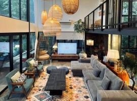 The Estate Hulu Rening - Private Retreat Cabin，位于峇冬加里的酒店
