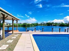 Waterfront Sunset Apartment in Fantasy Island Nadi，位于南迪的酒店