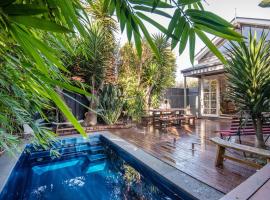 Sandy Village Retreat Heated Pool Bay Views，位于桑德灵厄姆的酒店