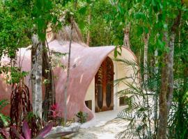 Room in Lodge - Eco-luxe Mayan Dome Cenote，位于Balcheil的住宿加早餐旅馆