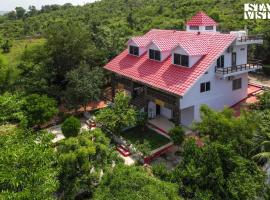 StayVista's Sunara Trails - Pet-Friendly, Mountainside Retreat with Balcony & Indoor-Outdoor Games - Near Panna National Park，位于Panna的别墅