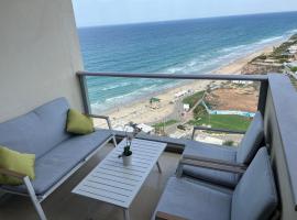 Luxury Sea View Apartment，位于荷兹利亚Gazebbo Beach Club附近的酒店