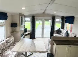 Homely 2 bed chalet tuxford