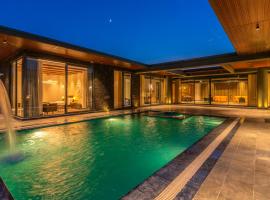 StayVista's Anantam - Villa with Massive Outdoor Pool with Deck & Sprawling Lawn，位于新德里的度假屋